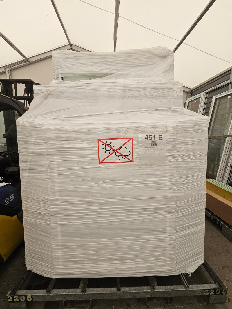 Prawidłowo zabezpieczone okna do transportu.