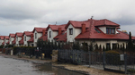 Kilka szeregowców z oknami drewnianymi.